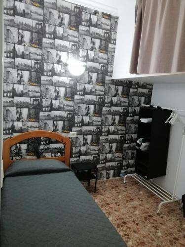 Habitación Individual con baño compartido (interior) del hotel Hostal Alcaravaneras - Adults Only. Foto 2