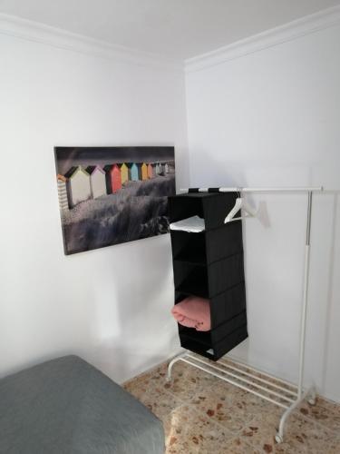 Habitación Individual con baño compartido (interior) del hotel Hostal Alcaravaneras - Adults Only. Foto 4