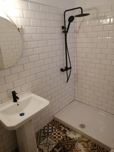 Habitación Individual con baño compartido (interior) del hotel Hostal Alcaravaneras - Adults Only. Foto 7