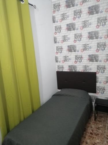 Habitación Individual con baño compartido (interior) del hotel Hostal Alcaravaneras - Adults Only. Foto 8