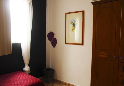 Habitación Individual con baño compartido (interior) del hotel Hostal Alcaravaneras - Adults Only. Foto 9