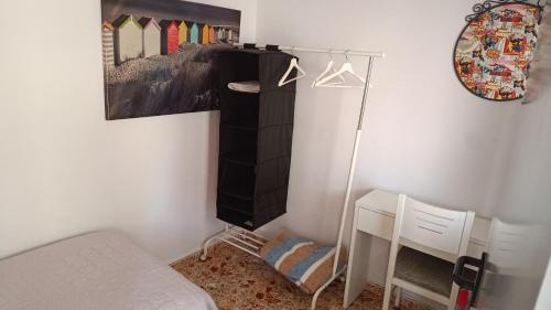 Habitación Individual con baño compartido (interior) del hotel Hostal Alcaravaneras - Adults Only. Foto 10