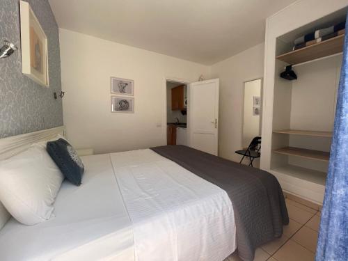 Bungalow Estándar del hotel Rainbow Golf Gay Men-only Resort. Foto 24