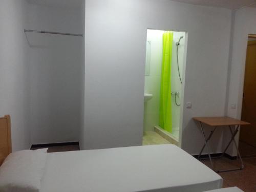 Habitación Triple con baño privado del hotel Casa De Huespedes San Fernando. Foto 1