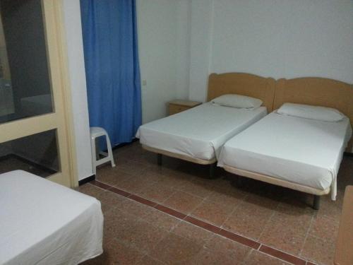 Habitación Triple con baño privado del hotel Casa De Huespedes San Fernando. Foto 2