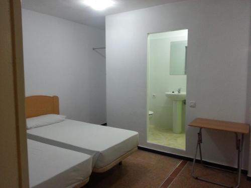 Habitación Triple con baño privado del hotel Casa De Huespedes San Fernando. Foto 3