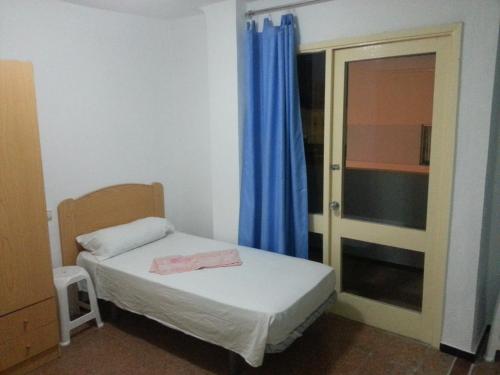 Habitación Triple con baño privado del hotel Casa De Huespedes San Fernando. Foto 4