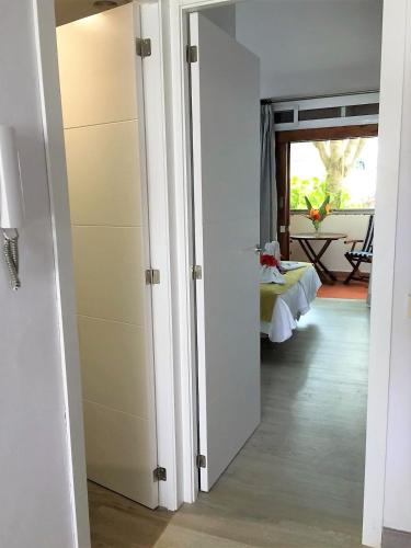 Apartamento de 1 dormitorio con vistas a la piscina del hotel Apartamentos El Paseo. Foto 6