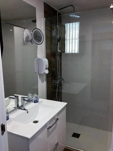 Apartamento de 1 dormitorio con vistas a la piscina del hotel Apartamentos El Paseo. Foto 9