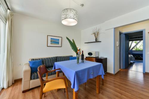 Apartamento de 1 dormitorio con vistas a la piscina del hotel Apartamentos El Paseo. Foto 18