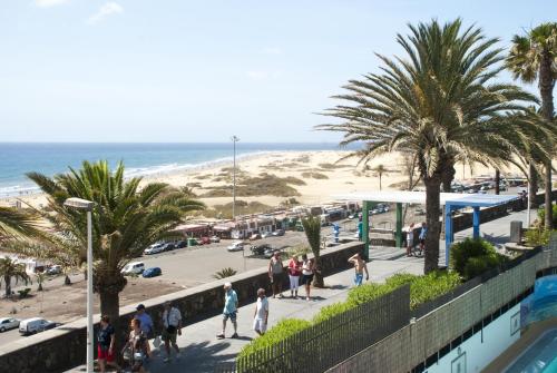 Apartamento Exterior de 1 dormitorio con vistas al mar del hotel Apartamentos El Paseo. Foto 2