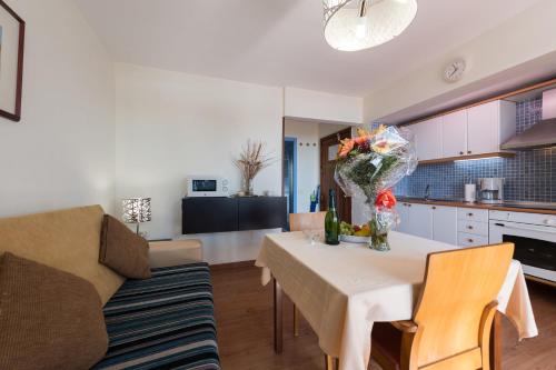 Apartamento Exterior de 1 dormitorio con vistas al mar del hotel Apartamentos El Paseo. Foto 11