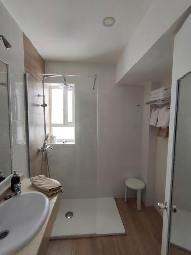 Apartamento Exterior de 1 dormitorio con vistas al mar del hotel Apartamentos El Paseo. Foto 16