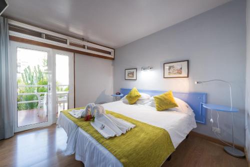 Apartamento de 1 dormitorio con vistas al mar del hotel Apartamentos El Paseo. Foto 2