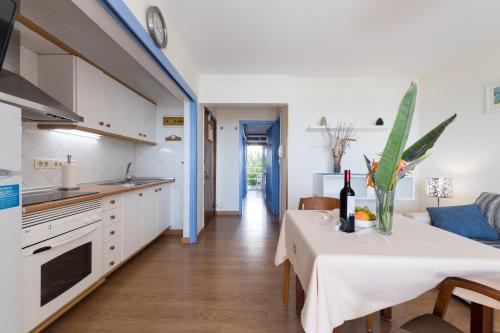 Apartamento de 1 dormitorio con vistas al mar del hotel Apartamentos El Paseo. Foto 3