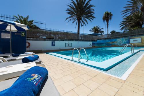 Apartamento de 1 dormitorio con vistas a la piscina del hotel Apartamentos El Paseo. Foto 3