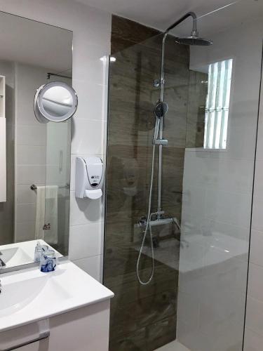 Apartamento de 1 dormitorio con vistas a la piscina del hotel Apartamentos El Paseo. Foto 7