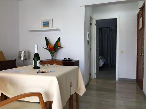 Apartamento de 1 dormitorio con vistas a la piscina del hotel Apartamentos El Paseo. Foto 10