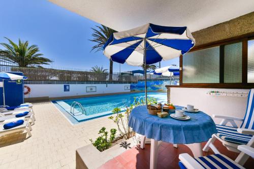 Apartamento de 1 dormitorio con vistas a la piscina del hotel Apartamentos El Paseo. Foto 14