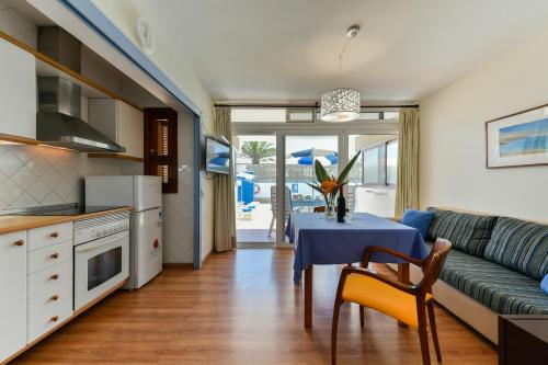 Apartamento de 1 dormitorio con vistas a la piscina del hotel Apartamentos El Paseo. Foto 17