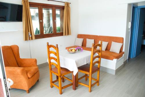 Apartamento de 1 dormitorio exterior con vistas a la piscina del hotel Apartamentos El Paseo. Foto 4