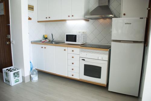 Apartamento de 1 dormitorio exterior con vistas a la piscina del hotel Apartamentos El Paseo. Foto 13