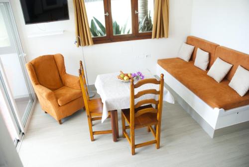 Apartamento de 1 dormitorio exterior con vistas a la piscina del hotel Apartamentos El Paseo. Foto 22