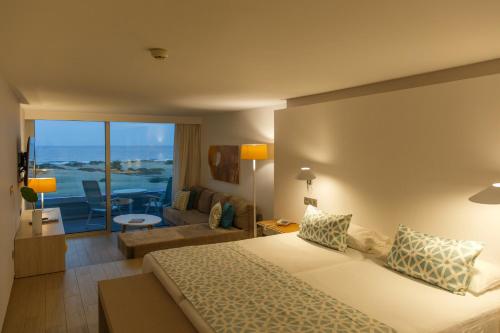 Suite Junior con vistas al mar del hotel Santa Monica Suites. Foto 3