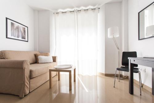 Estudio con balcón - Calle Adolfo Rodríguez Jurado 8 - 5ª planta del hotel Diaber. Foto 2