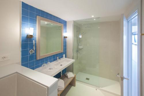 Habitación doble Vista Mar Lujo Balcón o Terraza 2 Camas individuales del hotel Corallium Dunamar By Lopesan Hotels - Adults Only. Foto 1