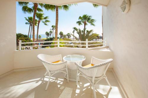 Habitación doble Lujo Vista Piscina Vista Jardin Balcón o Terraza 2 Camas individuales del hotel Corallium Dunamar By Lopesan Hotels - Adults Only. Foto 2