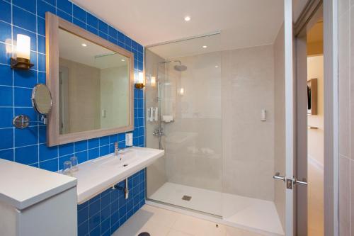 Habitación doble Lujo Vista Piscina Vista Jardin Balcón o Terraza 2 Camas individuales del hotel Corallium Dunamar By Lopesan Hotels - Adults Only. Foto 3