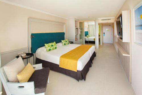 Habitación doble Vista Piscina Vista Jardin Balcón o Terraza 2 Camas individuales del hotel Corallium Dunamar By Lopesan Hotels - Adults Only