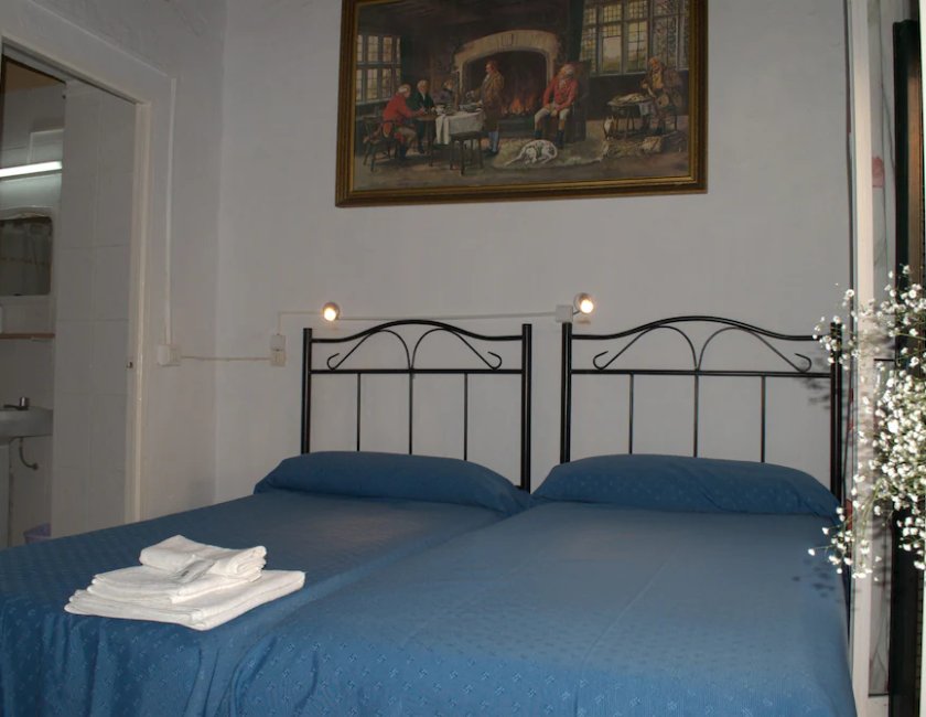 Habitación clásica con 1 cama doble o 2 individuales, baño privado del hotel Pension Santa Maria La Blanca. Foto 2