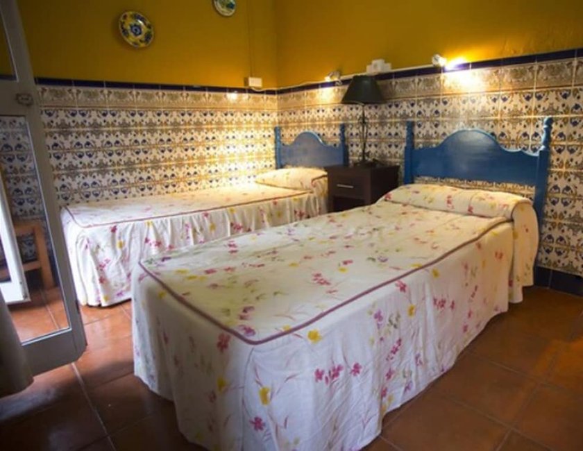 Habitación clásica con 1 cama doble o 2 individuales, baño privado del hotel Pension Santa Maria La Blanca. Foto 4