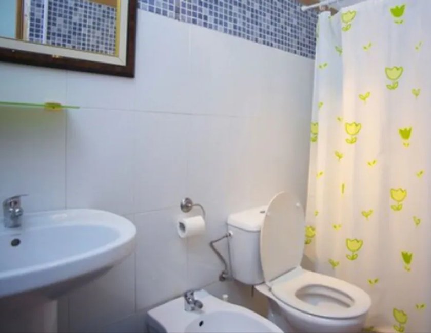Habitación clásica con 1 cama doble o 2 individuales, baño privado del hotel Pension Santa Maria La Blanca. Foto 6