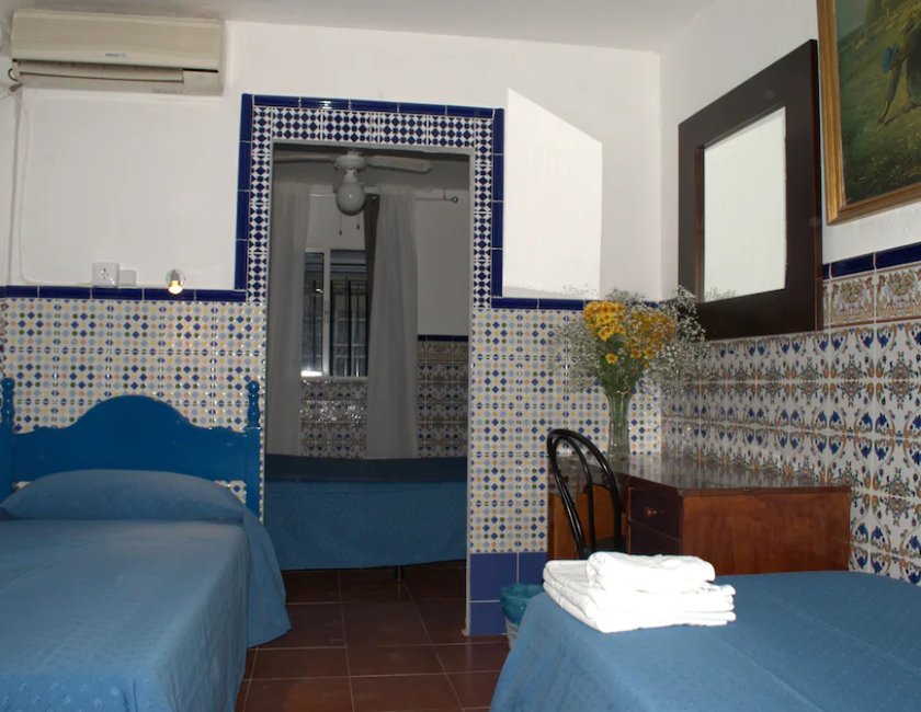 Habitación triple, baño privado del hotel Pension Santa Maria La Blanca. Foto 2