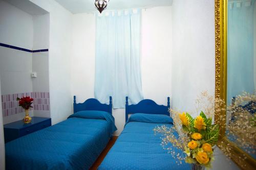 Habitación Doble con baño privado - 2 camas del hotel Pension Santa Maria La Blanca. Foto 5