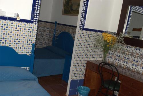 Habitación Triple con baño privado del hotel Pension Santa Maria La Blanca. Foto 2