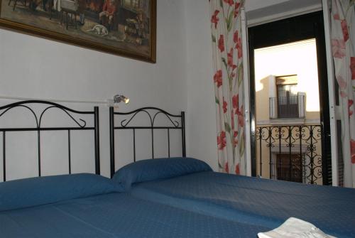 Habitación Triple con baño privado del hotel Pension Santa Maria La Blanca. Foto 4