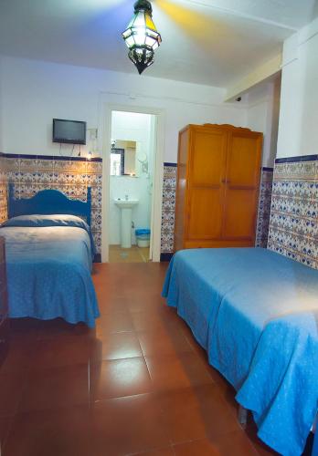 Habitación Triple con baño privado del hotel Pension Santa Maria La Blanca. Foto 7