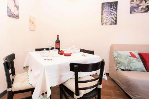 Apartamento Superior Con Cocina Sofá Cama incluido 1 Cama doble Normal del hotel Corral Del Conde. Foto 8