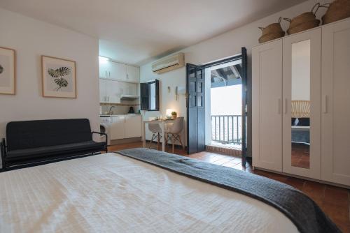 Estudio Deluxe con cama grande del hotel Corral Del Conde. Foto 3