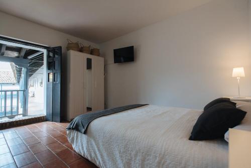 Estudio Deluxe con cama grande del hotel Corral Del Conde. Foto 4