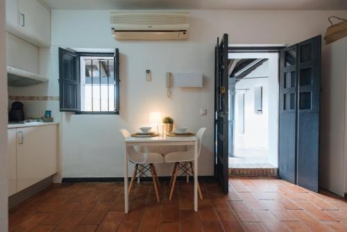 Estudio Deluxe con cama grande del hotel Corral Del Conde. Foto 6