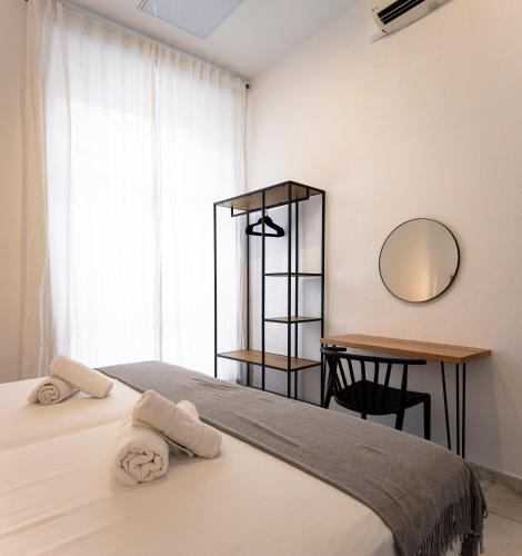 Habitación Doble con baño compartido - 2 camas del hotel La Central Sevilla. Foto 2