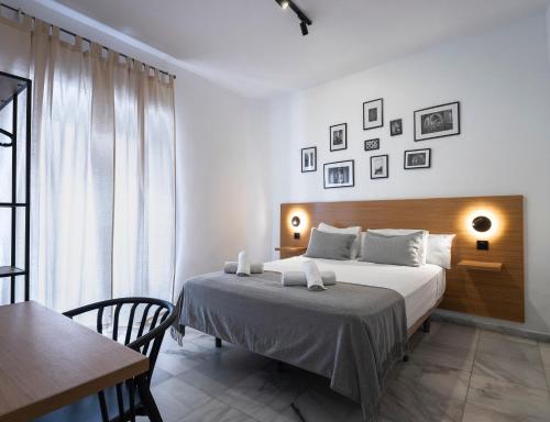 Habitación con cama grande y balcón del hotel La Central Sevilla