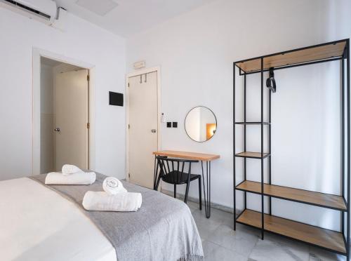 Habitación con cama grande y balcón del hotel La Central Sevilla. Foto 1