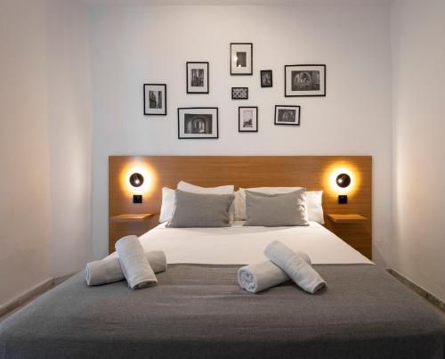 Habitación con cama grande y balcón del hotel La Central Sevilla. Foto 2