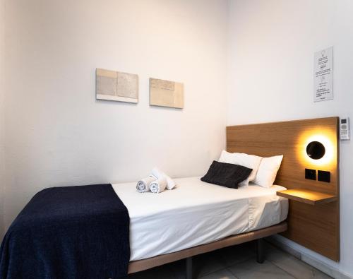 Habitación Individual con baño compartido del hotel La Central Sevilla. Foto 1